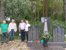 30.07.2024г. Семья из Смоленской области посетила братское захоронение д. Булгакова