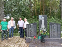 30.07.2024г. Семья из Смоленской области посетила братское захоронение д. Булгакова